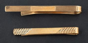 Two 9ct gold tie-clips, with hallmarks for Birmingham, 1987 & 1989, lengths ca. 4-4.