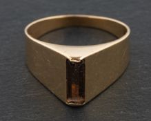 A baguette-cut smoky quartz ring, stamped '585', length of ring head ca. 1.