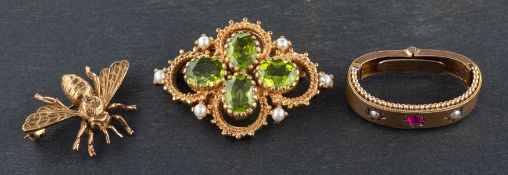 Two 9ct gold brooches and scarf ring,