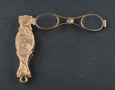 A folding eye glass, the case with foliate engraving, total length ca. 4.4cm, total weight ca. 7.