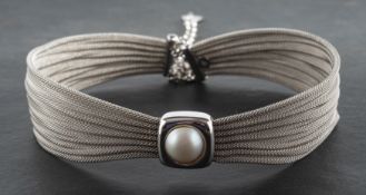 A mabe pearl, mesh choker necklace, diameter of mabe pearl ca. 10.7mms, stamped '18Kt', length ca.