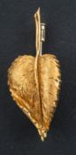 An 18ct gold, leaf brooch, with import marks for London, 1983, total length ca. 4.