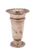 A George V silver vase, maker Synyer & Beddoes, Birmingham,
