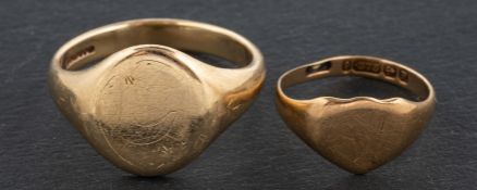 Two 9ct gold signet rings, with halllmarks for Birmingham, 1941, and 1997, length of ring heads ca.