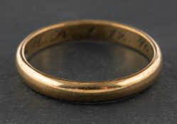 A band ring, stamped '333' with inscription to inside of band, ring size S1/2, total weight ca. 2.