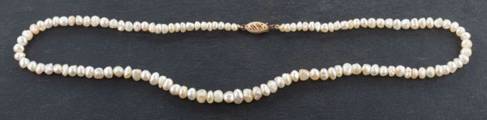 A graduated, single-row, baroque-shaped pearl necklace, the pearls of creamy hue,