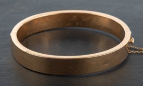 An Edwardian hinged bangle, with engraved inscription to interior, stamped '15', inner diameter ca.