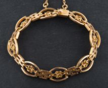 A gate-link bracelet with knot spacers, total length ca. 17.5cm, total weight ca. 19.5gms.