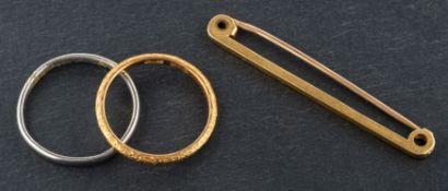 Two rings and a bar brooch, including an 18ct gold bar brooch, length ca. 4.3cm; weight ca. 2.