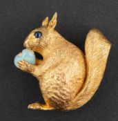 An 18ct gold squirrel brooch, with cabochon-cut sapphire eye, holding a heart-shaped opal,