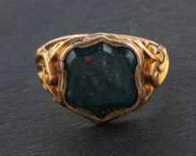 An Edwardian bloodstone signet ring, with foliate engraved shoulders, stamped '18CT',