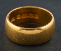 An Edwardian, 22ct gold band ring, with hallmarks for Birmingham, 1902, ring size L,