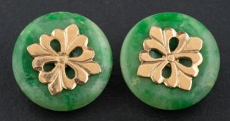 A pair of jade ear clips, with clips for non-pierced ears, diameter ca. 2cm, total weight ca. 11.