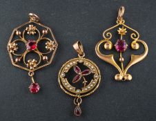 Three red paste, openwork pendants, all stamped '9ct', lengths (exl jump rings) ca. 3.2-3.