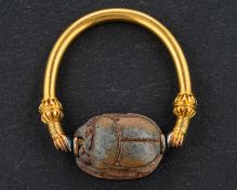 A blue and brown faience scarab ring, length of ring head ca. 2cm, ring size N, total weight ca. 5.
