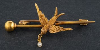 A swallow brooch, the swallow holding a seed pearl in it's beak, length ca. 4.3cm, total weight ca.