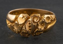 An Edwardian, 18ct gold ring, with engraved floral and heart decoration,