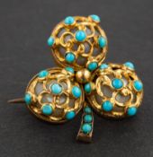 A round, cabochon-cut turquoise, clover leaf brooch, length of brooch ca. 2.2cm, total weight ca. 4.