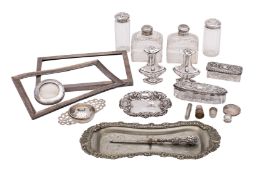 An assortment of silver items to include a pair of Edward VII peppers,