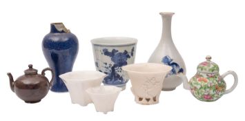 A mixed lot of Chinese porcelain,