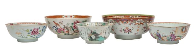 A mixed lot of Chinese porcelain bowls,