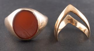 An oval carnelian signet ring, stamped '9CT', length of ring head ca. 1.
