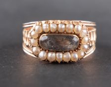 A Georgian mourning ring, the central hairwork under glazed panel, within seed pearl surround,