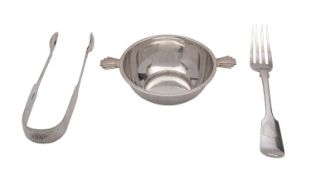 A pair of George IV silver sugar tongs, George Ferris, Exeter, 1825, Fiddle pattern,