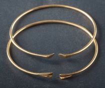 Two bangles, with Italian control marks for 18ct gold, inner diameter ca. 6.2cm, total weight ca. 9.