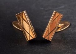 A pair of bar-shaped cufflinks, engraved with cross-hatch pattern, stamped '18K',
