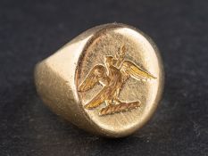 A signet ring, engraved with a heraldic device, stamped '750', length of ring head ca. 1.