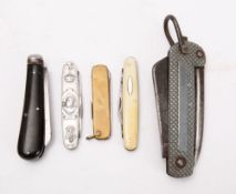 A Royal Navy Second World War Seaman's clasp knife;