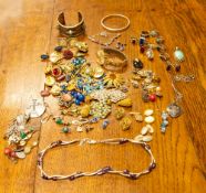 A parcel of miscellaneous costume jewellery, including brooches and pendants,