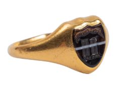 A signet ring, inset shield shaped agate intaglio seal 'Suum Cuique',
