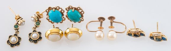 Five pairs of earrings, including inter alia a pair of cultured pearl earrings for non-pierced ears,