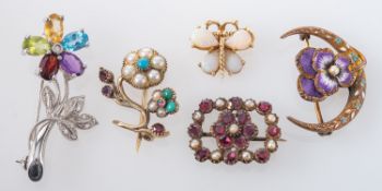Four brooches and a pendant,