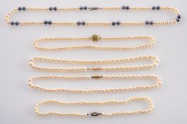 Five single-row cultured pearl necklaces, diameter of cultured pearls ca. 5.8; 7.5; 6.2; 5.2 and 6.