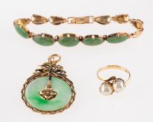 A 14k gold jade pendant, the circular jade panel with foliate detail, stamped 14k, 4.