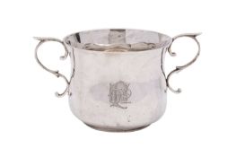 A Victorian silver porringer, Goldsmiths & Silversmiths Co, London 1899, in the 17th century style,