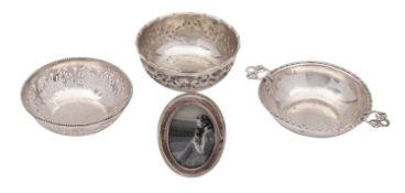 An Edward VII silver two-handled bon bon dish, makers mark rubbed out, Sheffield 1905,