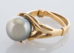 A grey cultured pearl ring,