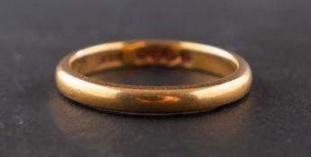 A 22ct. gold band ring, ring size K, total weight ca. 3.3gms.