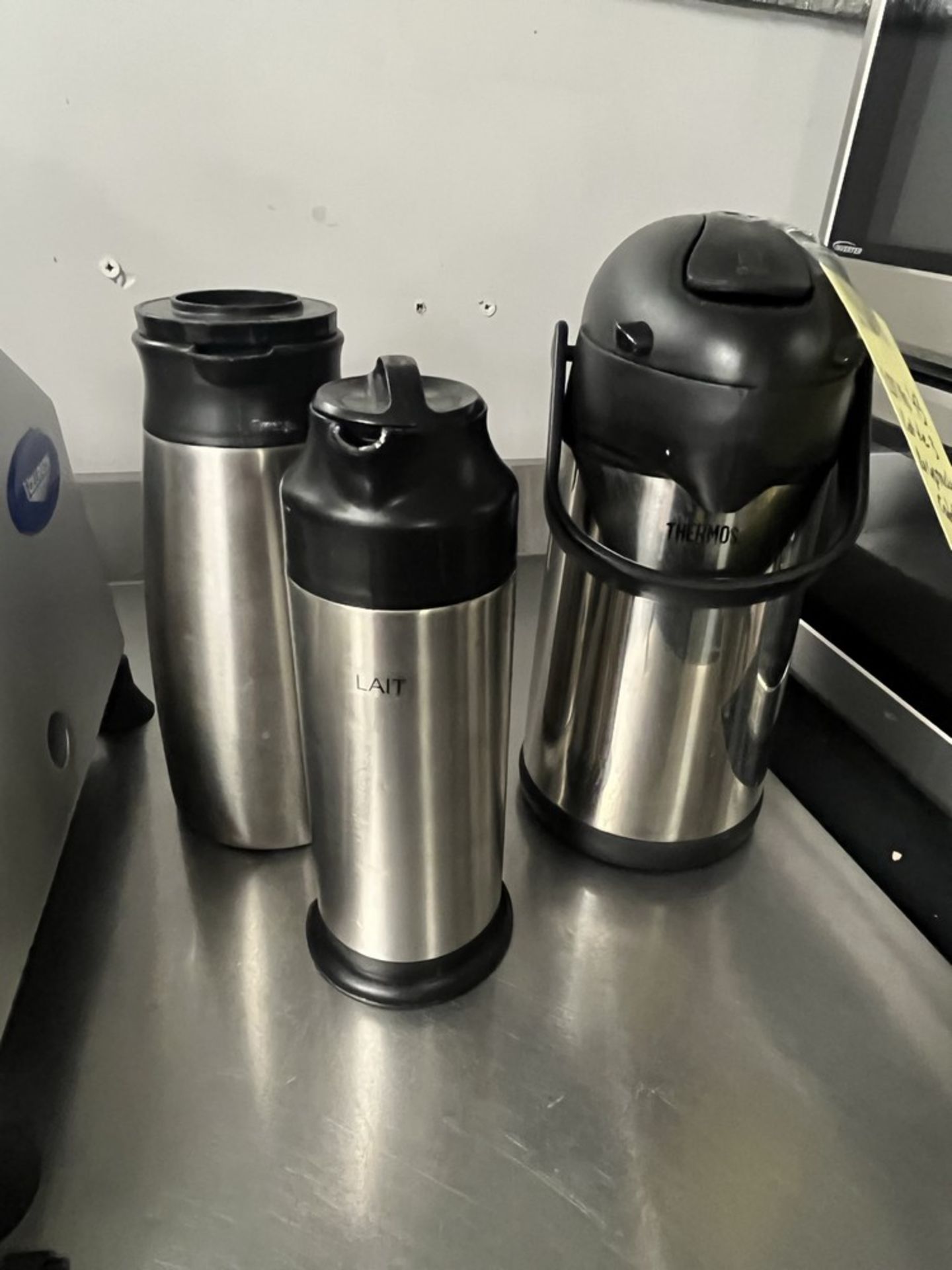LOT: (3) Distributeurs à Café