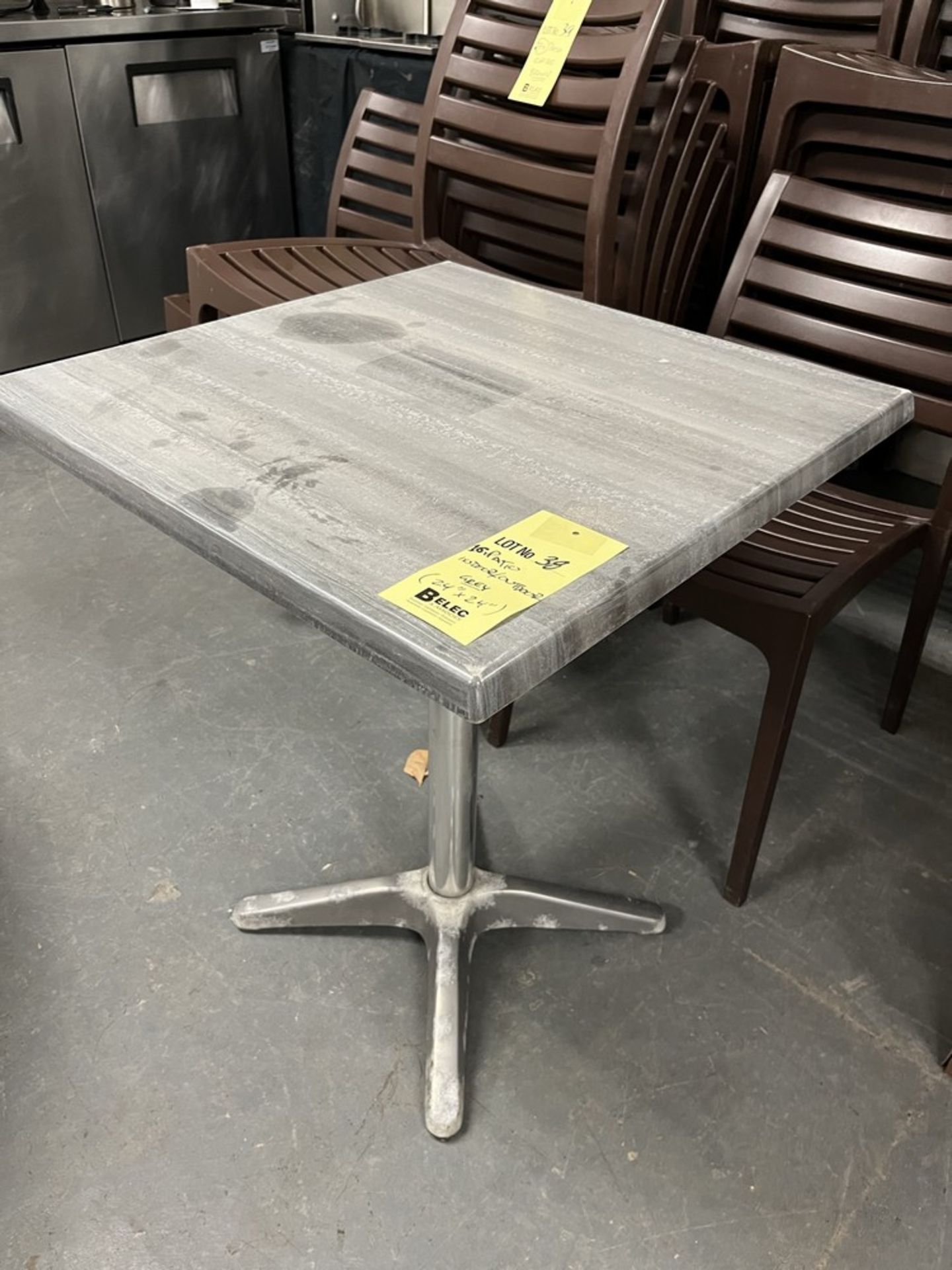 (16) Tables Patio Intérieur/Extérieur, Grises, 24'' x 24''- QUANtITÉ x PRIX MISÉ