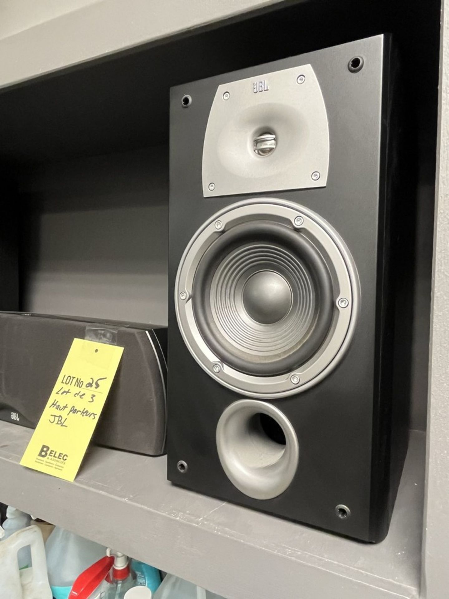 LOT: (3) Haut Parleurs JBL - Image 2 of 2