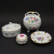 Drei Deckeldosen und Aschenbecher mit Blumenmalerei