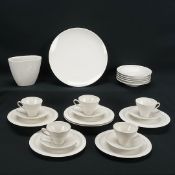 KPM Berlin Gedeck für fünf Personen, Dessertschalen, Speiseteller und Vase, 20. Jh.