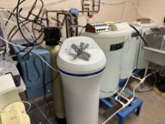 Water Filtration System (7 Pcs Included) (LOCATED IN MIDDLETOWN, N.Y.)-FOR PACKAGING & SHIPPING