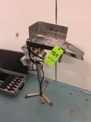 TABLET DEDUSTER WITH SYNTRON VIBRATORY CONTROLLER