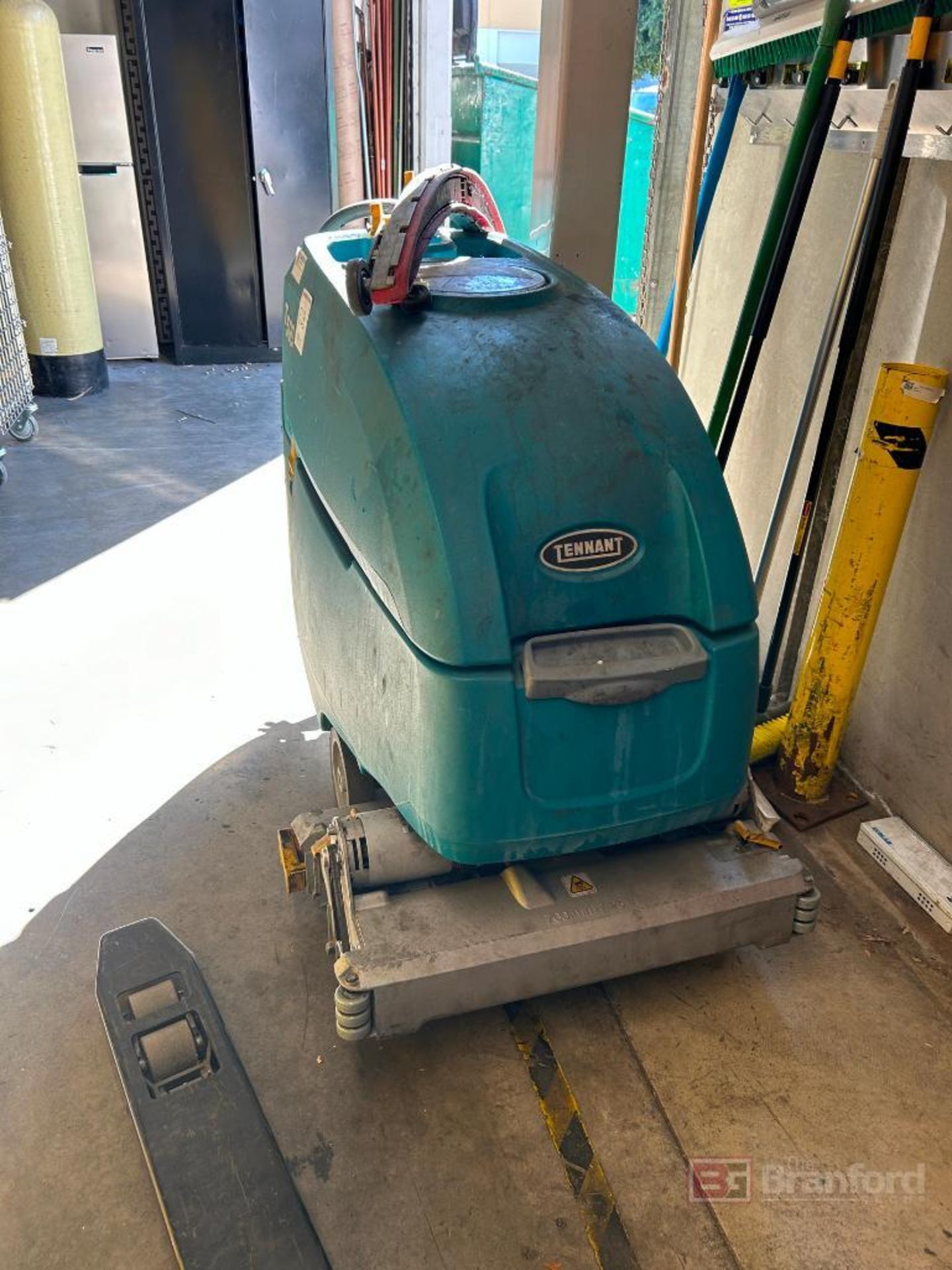 Tennant T500e Floor Scrubber - Image 2 of 3